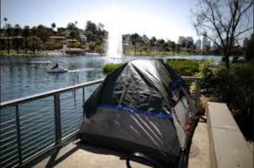Túp lều của nhóm người vô gia cư dựng bên cạnh bờ hồ Echo Park, Los Angeles (Mỹ)