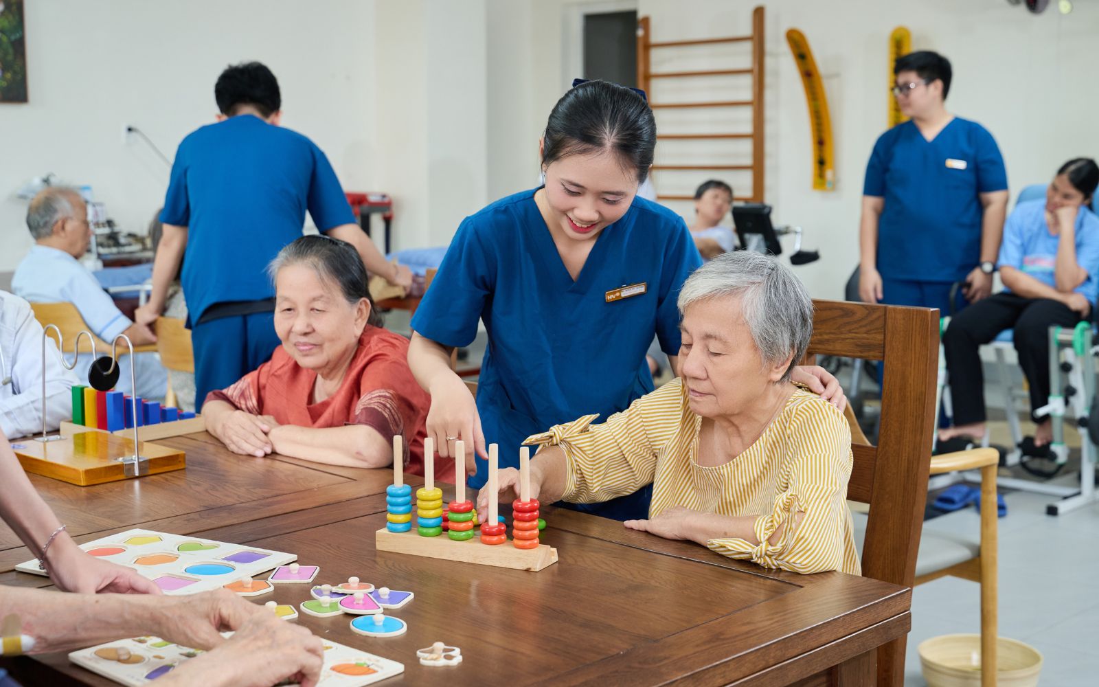 Nên chọn dịch vụ chăm sóc người già suy giảm trí nhớ tại Hanh Phúc Viên